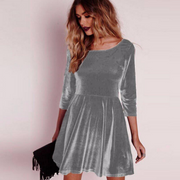 Ok- Samtkleid Olivia langärmlig mit Rüschen.