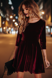 Ok- Samtkleid Olivia langärmlig mit Rüschen.