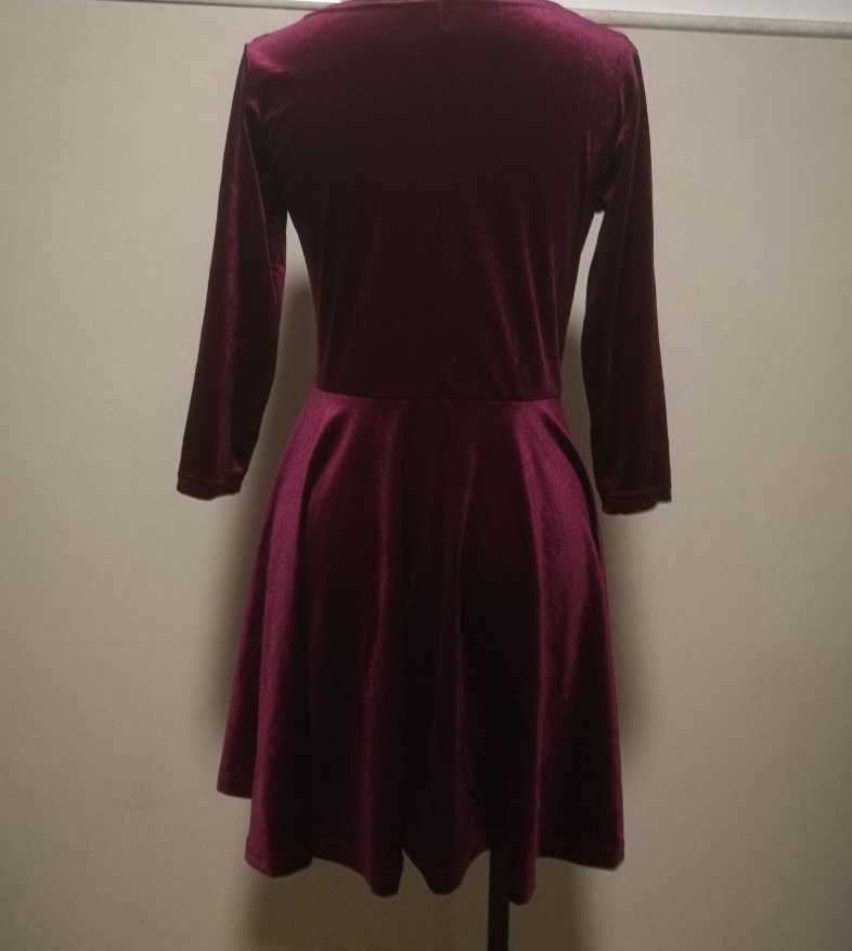Ok- Samtkleid Olivia langärmlig mit Rüschen.