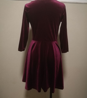 Ok- Samtkleid Olivia langärmlig mit Rüschen.