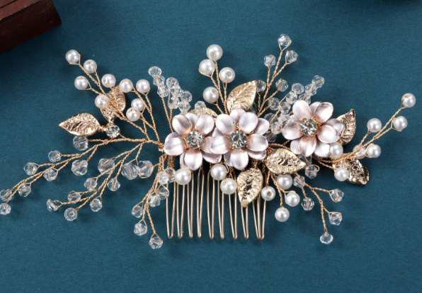 Eleganter Brauthaarschmuck mit weißem Kristallkamm