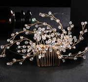 Eleganter Brauthaarschmuck mit weißem Kristallkamm